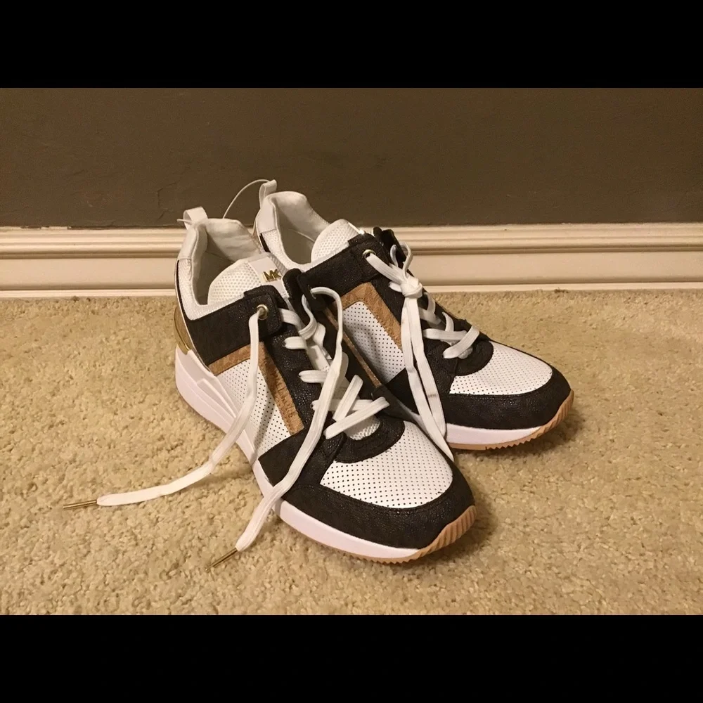 Michael Kors white sneakers brown & tan trim size 10 new out of the box - Picture 3 of 4